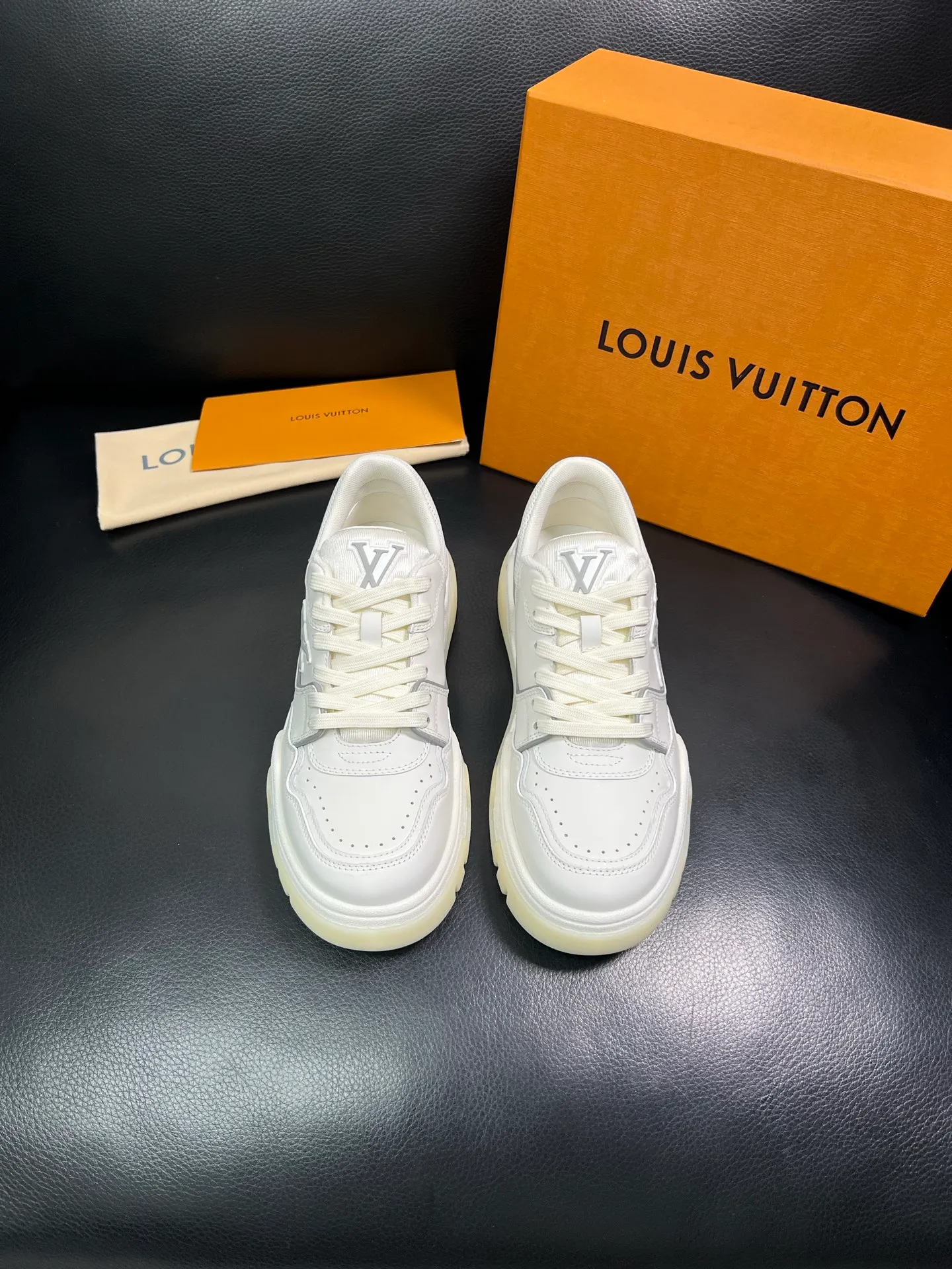 Men's shoes 💰900 Lv top purchase Louis Vuitton, counter synchronization, uppers imported from Italy cowhide, imported mesh padding soft and comfortable, soles: original soles specially provided by the original factory, T men's shoes 💰U exclusive movable molded soles super comfortable, original factory and single goods, high quality, welcome to compare, code number 38-44 (customized 45) 85883
